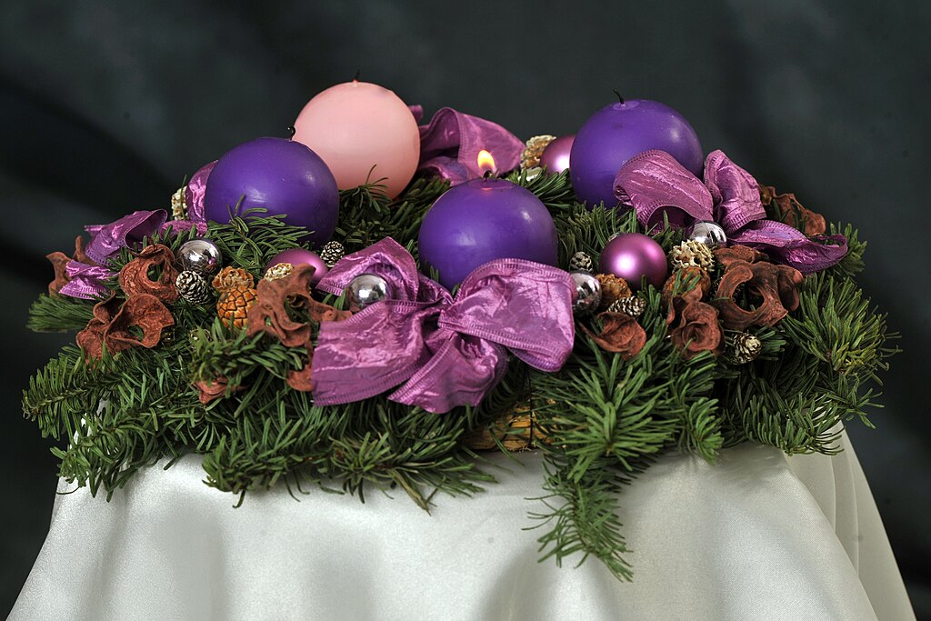 adventi koszorú egy égő gyertyával