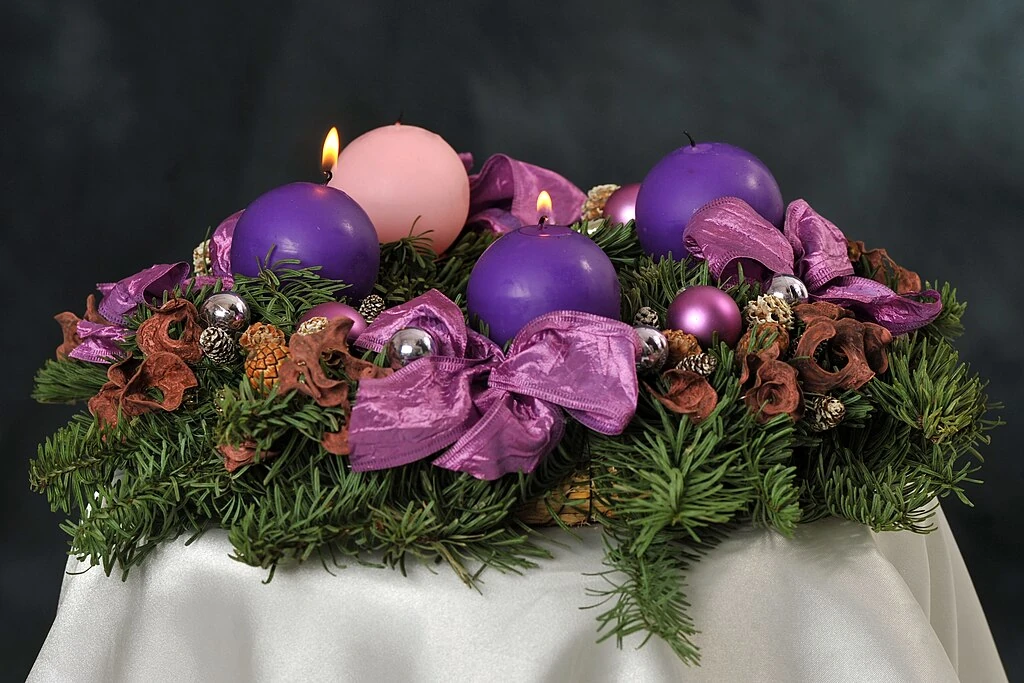 Adventi koszorú két gyertyával