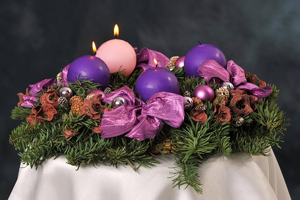 Adventi koszorú három égő gyertyával