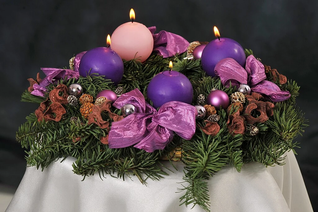Adventi koszorú 4 meggyújtott gyertyával